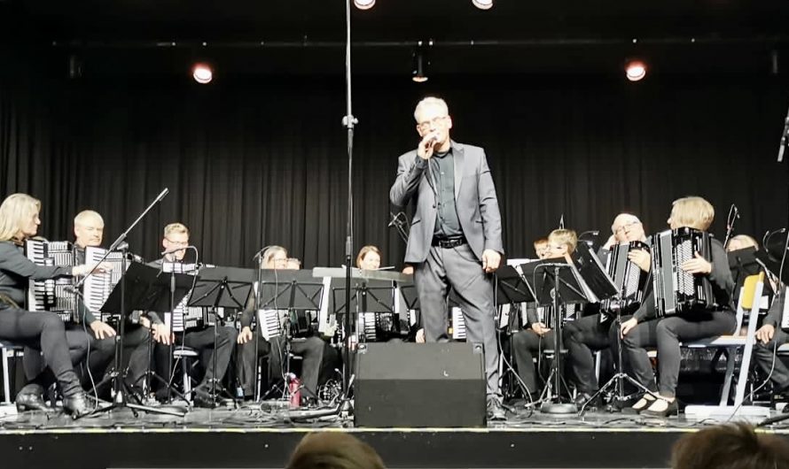 ACCOLLAGE und Voices mit „merkwürdigem“ Konzert in der Aula des EMA Gymnasiums Herzberg