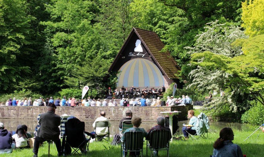 ACCOLLAGE unterhält im Steinway Park